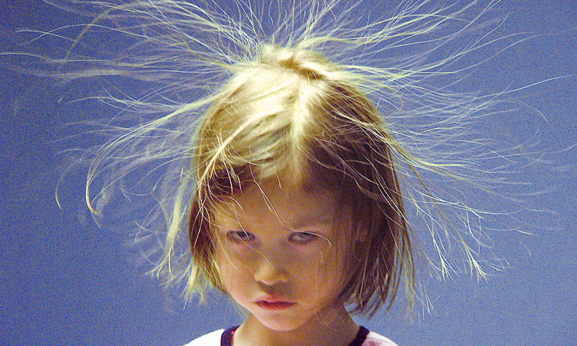 Волосы сильно электризуются. Электризация волос. Статическое электричество. Волосы электризуются. Намагниченные волосы.